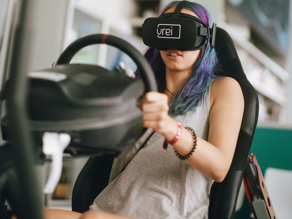 Rennauto fahren wie in echt: Mit VR-Brille. © VREI