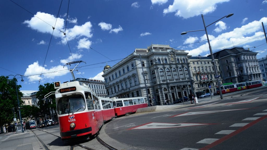 Hier eine alte Hochflur-Straßenbahn in der Innenstadt Wiens. Foto: Johannes Zinner