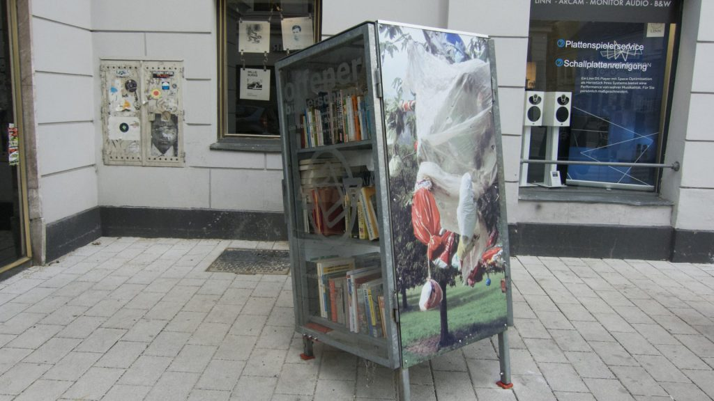 Hineinstellen und herausnehmen: So einfach funktioniert das Prinzip der offenen Bücherschränke. Foto: Verein offene Bücherschränke 2020
