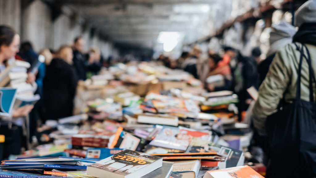 Bücher mit Vintage-Feeling um einen Euro? Gibt’s bei den unzähligen Bücherflohmärkten in Wien. Foto: Freestocks / Unsplash