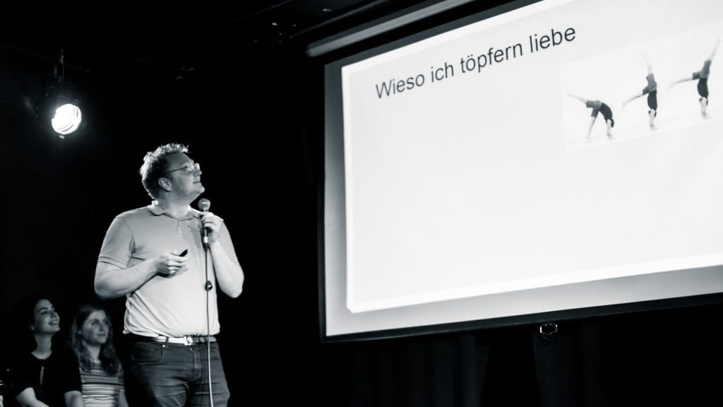So sieht PowerPoint Karaoke auf der Bühne aus. / Foto: FOMP