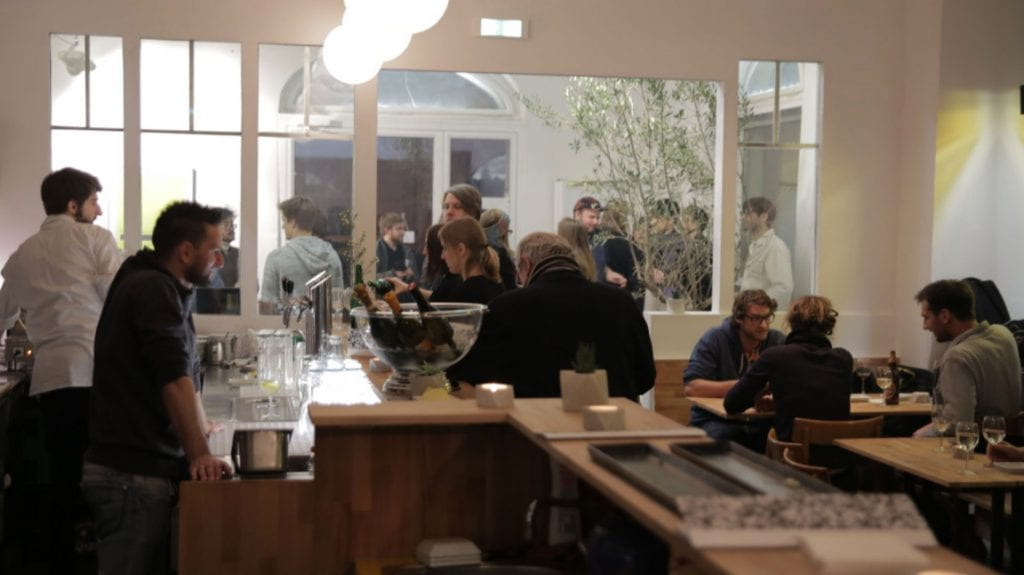 Der Barbereich des Spektakels an einem gut besuchten Abend. / Foto: Robert Rainer