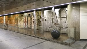 Von der Vergangenheit in die Gegenwart: Auch Kunst findet sich am Westbahnhof. Foto: Gugerell