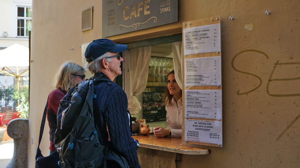 Süß und absolut einmalig: das Fenster Café. Foto: Simon Legner / Wikimedia
