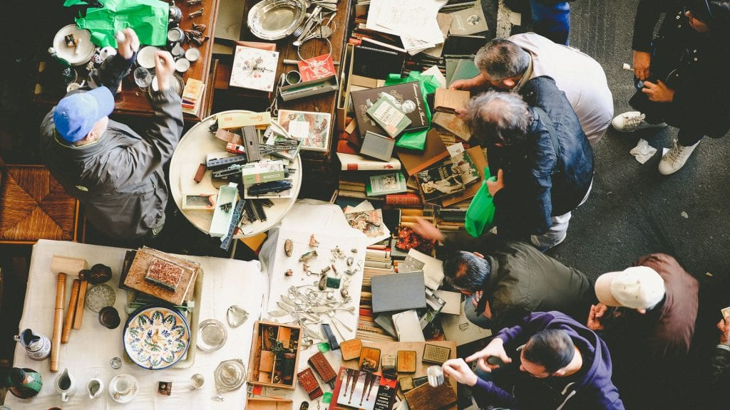 Auf Flohmärkten finden sich oft wahre Geschenk-Schätze. / Foto: Phad Pichetbovornkul