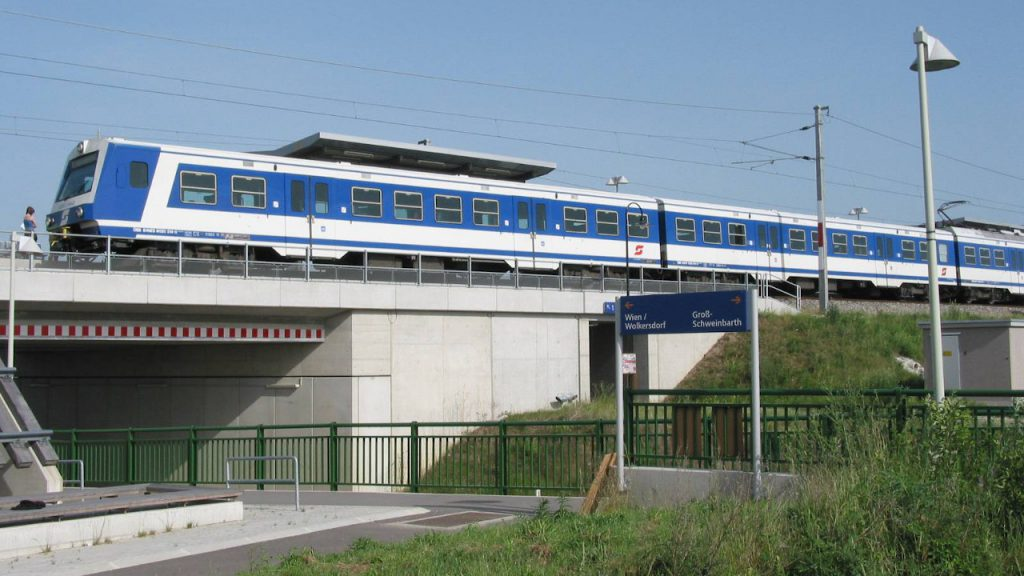 Die S-Bahn-Strecken konzentrieren sich zwar in Wien, führen aber weit darüber hinaus. Hier etwa die S2 in Obersdorf. Foto: Extrawurst / Wikimedia Commons, CC BY-SA 3.0