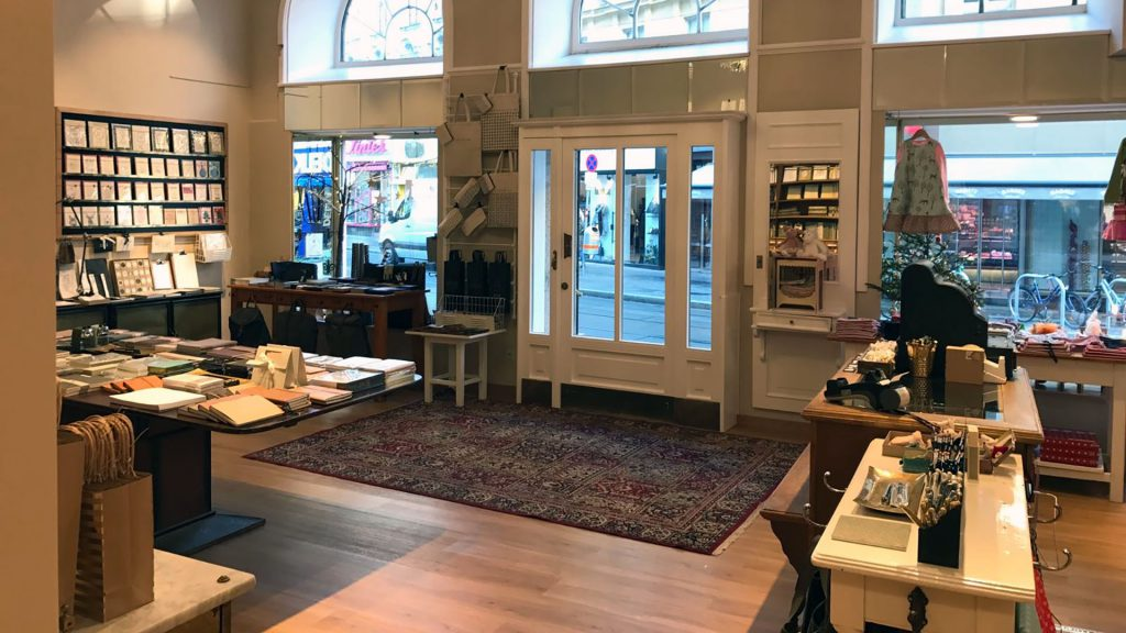 Notizbücher und Geschenkartikel so weit das Auge reicht. Und: ein paar Stück Babykleidung. Foto: Herzilein