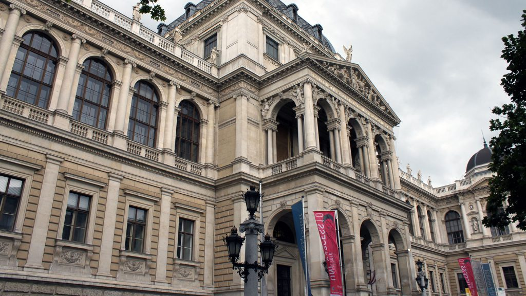 Auch direkt im Hauptgebäude der Uni Wien gibt es Schreibwarenartikel zu kaufen. Foto: Alexander Johmann / Wikimedia Commons