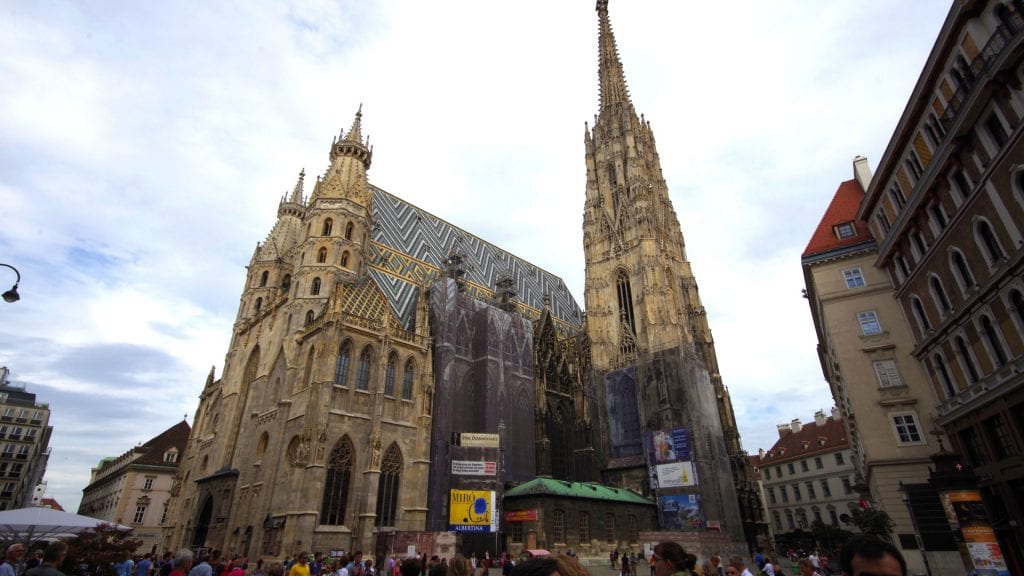Durch seine Höhe bringt man den Stephansdom kaum auf ein einziges Foto.
