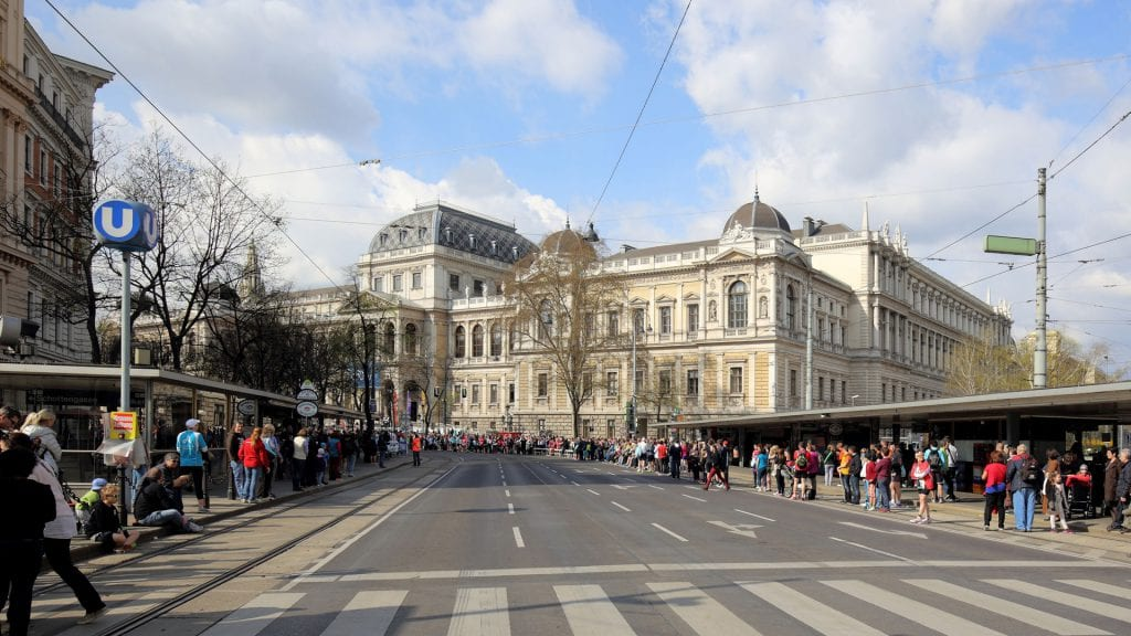Der Ausblick auf die Universität Wien vom Schottentor. Rechts befindet aus dieser Perspektive die Votivkirche. / Foto: Bwag
