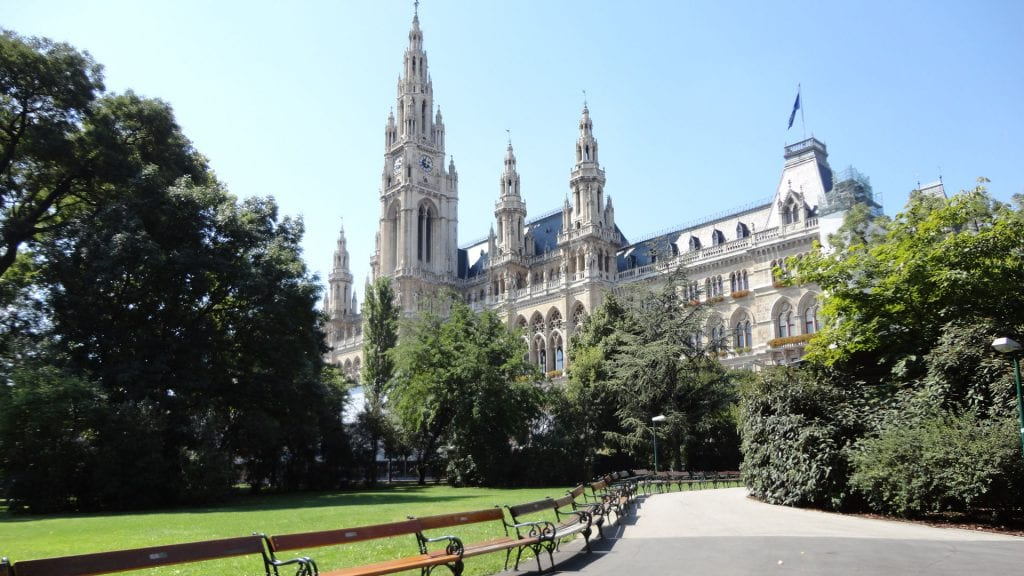 Direkt vor dem Rathaus liegt der Rathausplatz und sogar ein kleiner Park – der Rathauspark. / Foto: Gerhard Hund