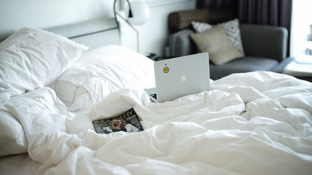 Perfekt für kalte Tage: Virtuelle Museumstouren lassen sich auch vom Bett aus machen. Foto: Mi Yeoun Jun / Unsplash