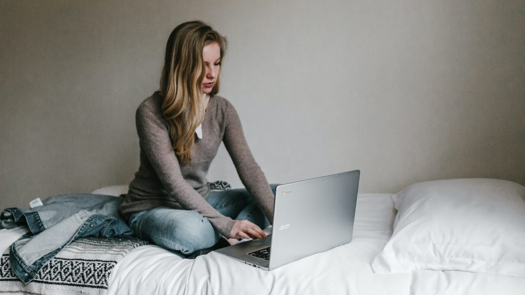 Nur nicht aufgeben! Beim Schreiben von WG-Bewerbungen ist Dranbleiben gefragt. Foto: Andrew Neel / Unsplash