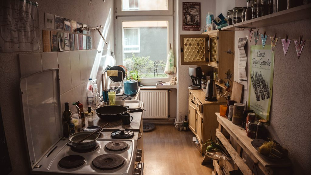 Wenn du die Wohnung besichtigst, kannst du auch gleich einbringen, was du mitbringen würdest (z.B. Küchengeschirr oder eine Kaffeemaschine). Foto: Yeo Khee / Unsplash