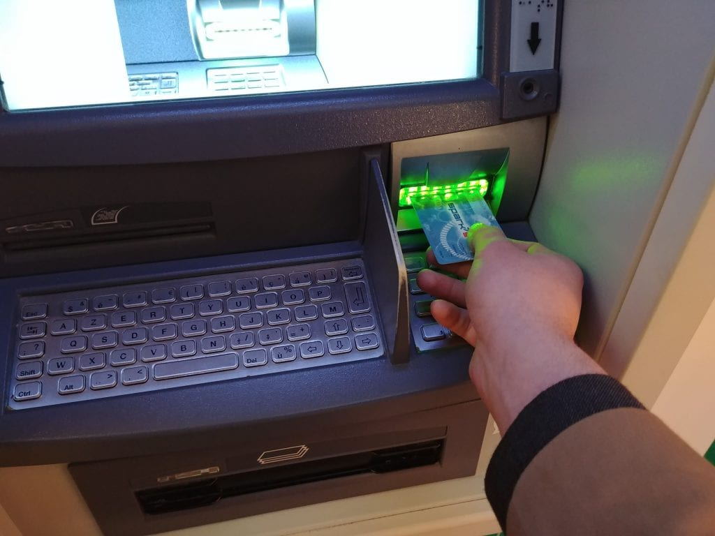 Die meisten Geldautomaten sind mehr als deutlich beschriftet. Also: Augen auf.