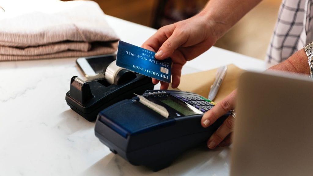 In manchen Supermärkten können Kunden buchstäblich Geld kaufen. / Photo: Rawpixel