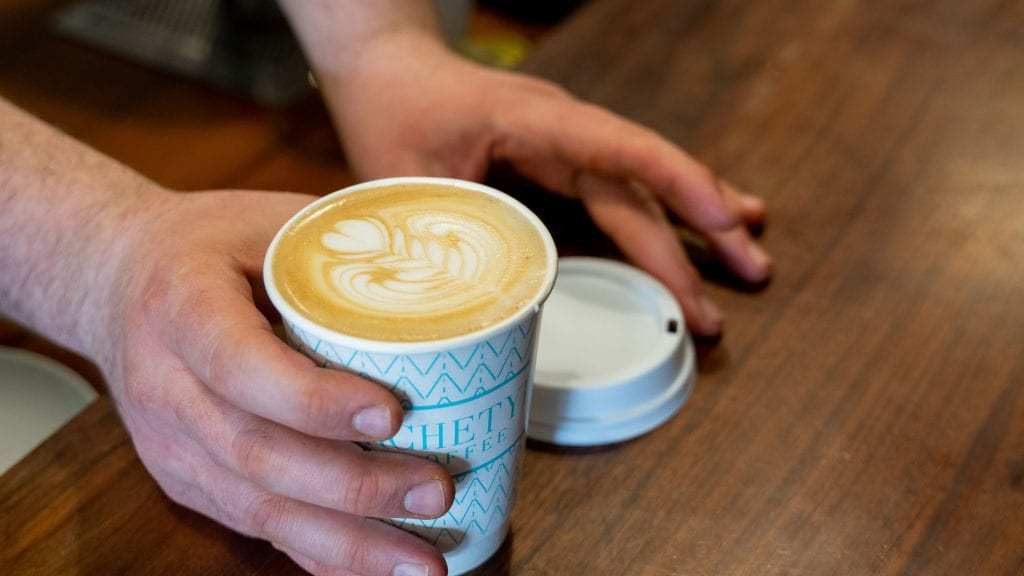 Je günstiger der Kaffee, desto geringer sollten die Ansprüche sein. Foto: Tim Umphreys / Unsplash