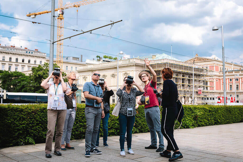 Bei den Vienna Insta Tours geht es mit Polaroid-Kamera quer durch Wien. Foto: Florian Albert