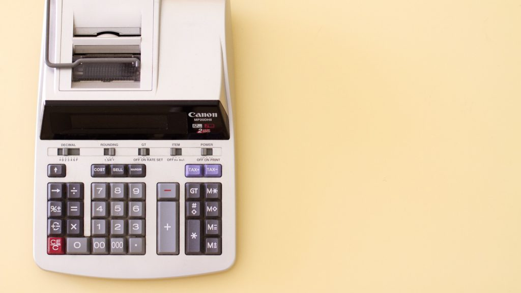 Die Rechenmaschine – ein ungemein hilfreiches Werkzeug. Foto: Stellrweb / Unsplash