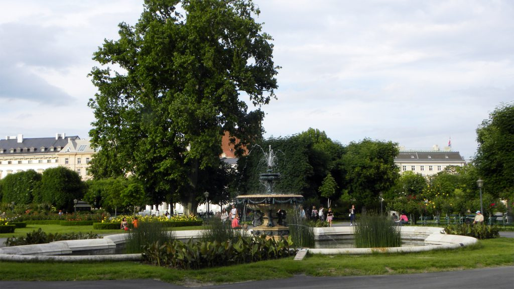 Einer der zentralen Plätze im Volksgarten. Foto: Wikimedia/Haeferl
