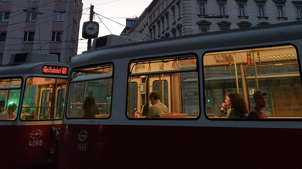 Auch eine Bim kann ein guter Leseort sein. Foto: Antoine Bussy