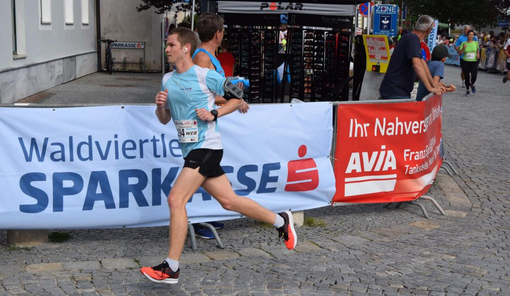 Auch in der Zwettler Innenstadt oder auf der Promenade lässt sich der Virtual Night Run sicher hervorragend absolvieren! (Nur ohne die Leute.) Foto: Waldviertler Sparkasse