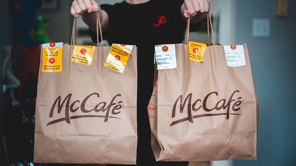 Essen von McDonald’s gibt’s auch bei Lieferando. Ebenso finden sich genügend gesunde Alternativen. Foto: Erik Mclean / Unsplash