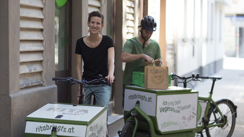Bei Rita bringt’s geht es vegetarisch und nachhaltig zu. Womöglich hast du die Lastenfahrräder schon einmal im Stadtverkehr erspäht. Foto: Rita bringt’s