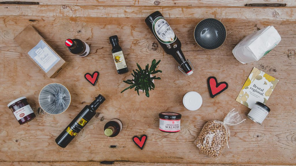 Eine kleine Auswahl an Produkten in einem Kennenlernpaket von Markta. Foto: Berend Schmid (Markta)