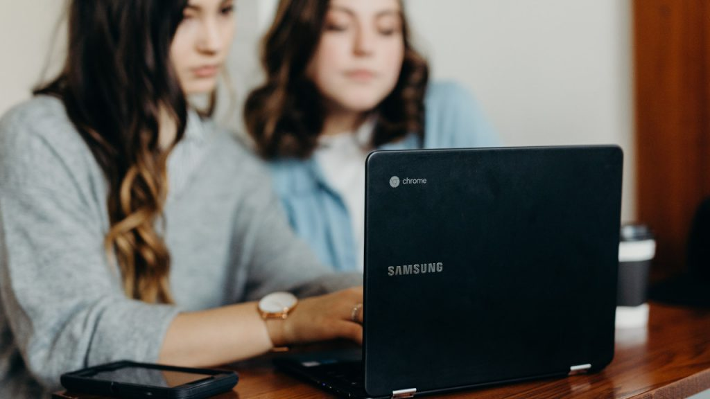 Ein wesentlicher Schritt zum erfolgreichen WG-Leben: die Vorrecherche. Foto: Brooke Cagle / Unsplash