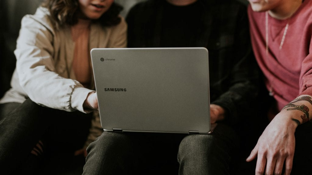 Online lässt sich nahezu alles irgendwie anbringen. / Photo: Brooke Caegle