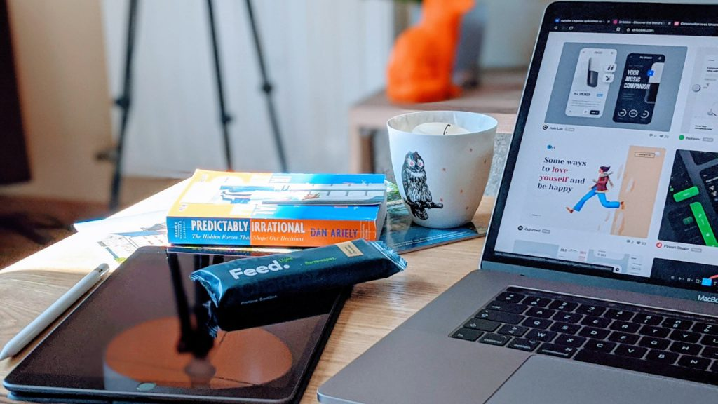 Ein gemütlicher Arbeitsplatz ohne Ablenkungen hilft ungemein beim Lernen und Arbeiten. Foto: Elise Bouet / Unsplash