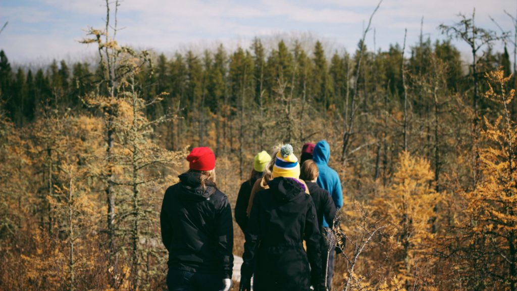 Bei all dem Stress sind Auszeiten mit Freunden nicht nur schön, sondern auch wichtig. Foto: Kaylee Eden / Unsplash