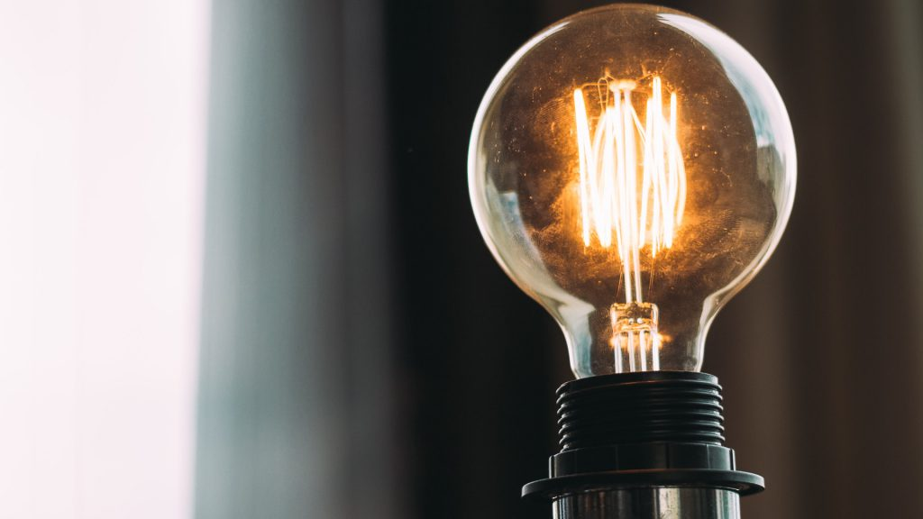 Eine Glühbirne wie diese erleuchtet nicht nur den Raum, sondern wirkt auch unglaublich gemütlich. Foto: Bran Sodre / Unsplash