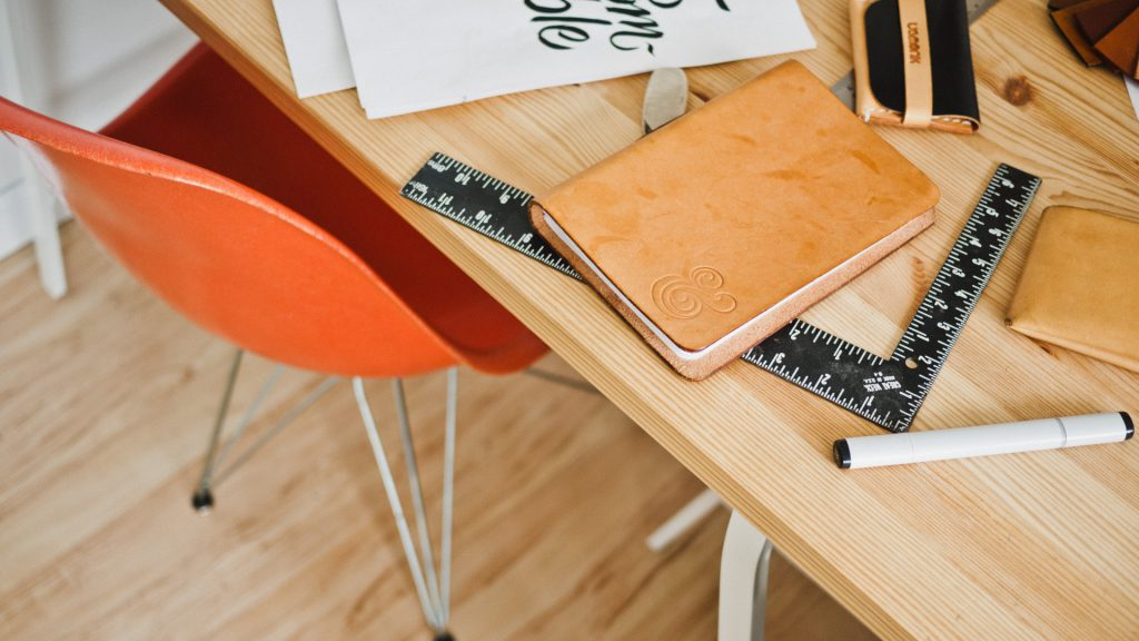 Dezente Möbel machen sich in einem kleinen Zimmer am besten! Foto: Jeff Sheldon / Unsplash