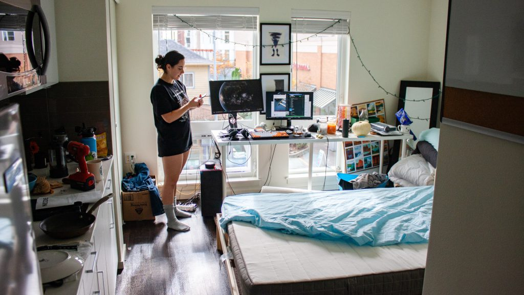 Vielleicht kein ideales Beispiel in Sachen Ordnung – aber auch in einer kleinen Wohnung hat alles irgendwo seinen Platz. Foto: David Schultz / Unsplash