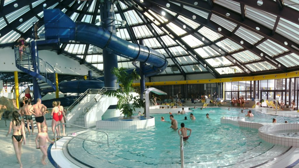 Im Hallenbad schwimmt es sich als Student etwas günstiger. / CC BY-SA 3.0 Wolfgang Glock