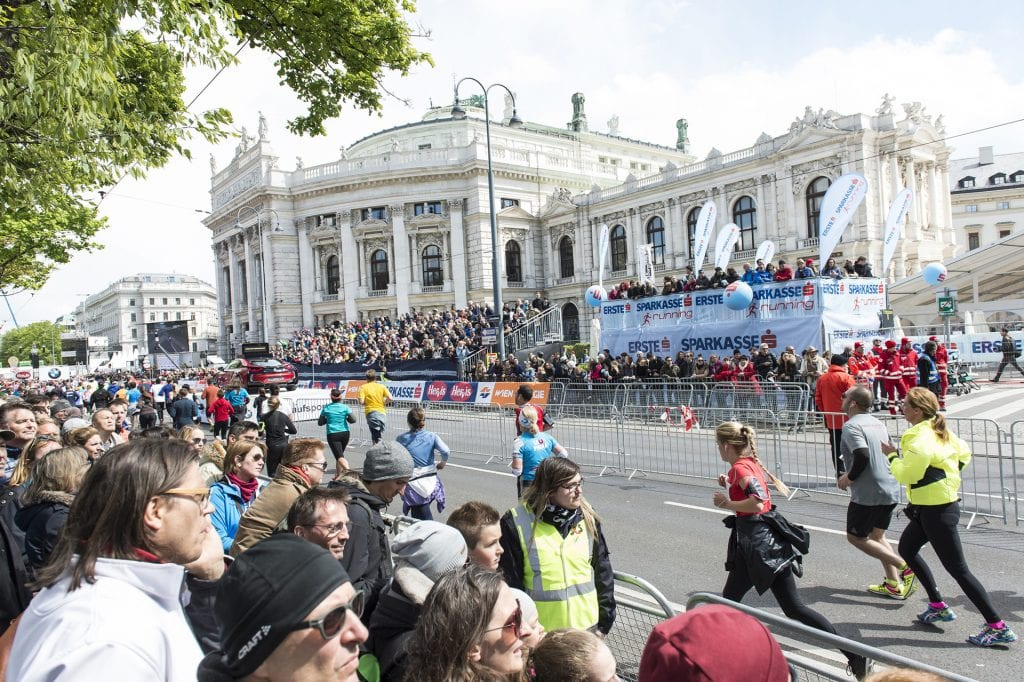 Auch das Parlament, das Burgtheater und das Rathaus liegen am Weg. Foto: Leo Hager