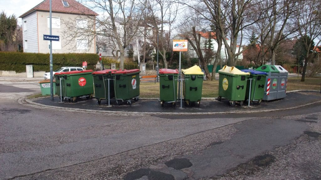 Eine Altstoffsammelstelle für Plastik, Glas, Papier und Dosen. Foto: MA 48